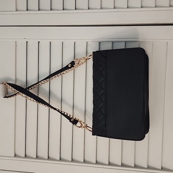 Black quilted shoulder bag with adjustable strap. Gold hardwear. Unknown name - Picture 5 of 6